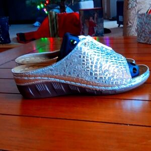Cozy Slip On Sandals. Size 40 Silver, In Great Condition.